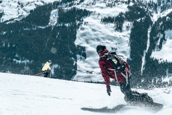 Jaki sprzęt technologiczny zabrać ze sobą na narty i snowboard? Poradnik